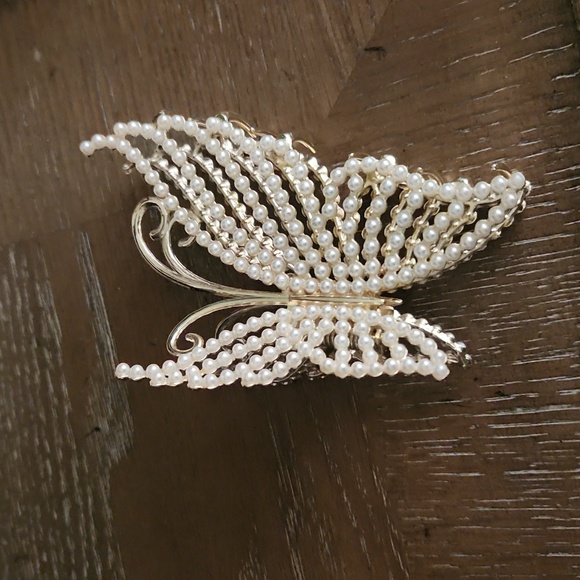 Pearl and gold butterfly hair clip - Picture 3 of 4